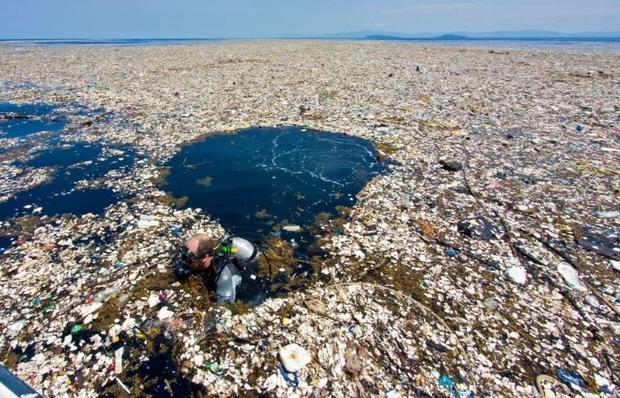 Oceano contaminado por plástico