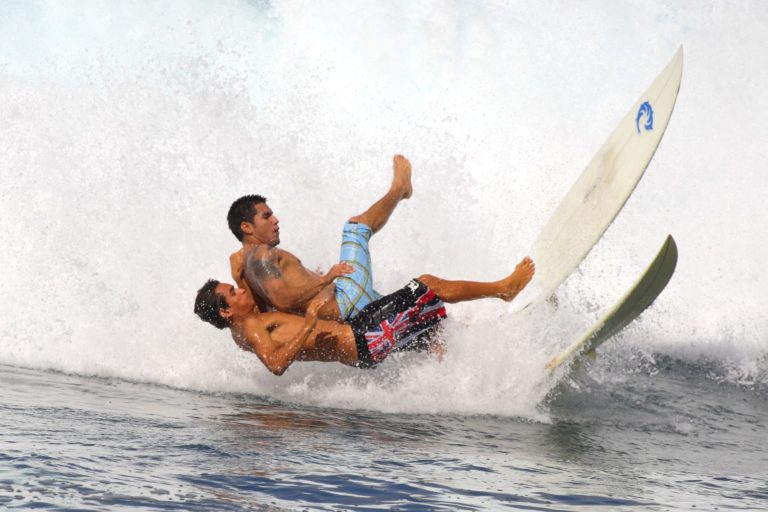 dos surfistas que chocan en una ola por no seguir las reglas de surf 