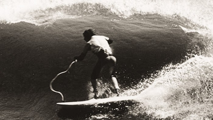 el surfista pat oneill con un prototipo del primer invento para tabla de surf