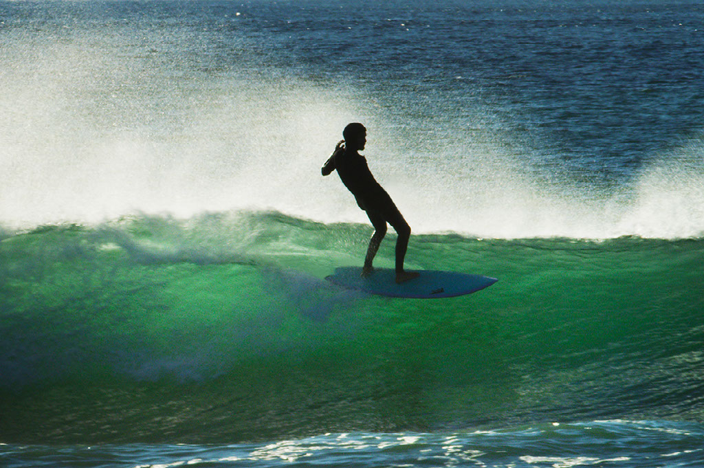 Rob Machado surfeando su tabla de surf Seaside and beyond en la película de surf The Color Of Winter