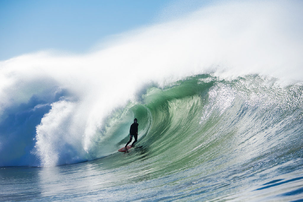Rob Machado surfeando s un secret spot en la película de surf The Color Of Winter