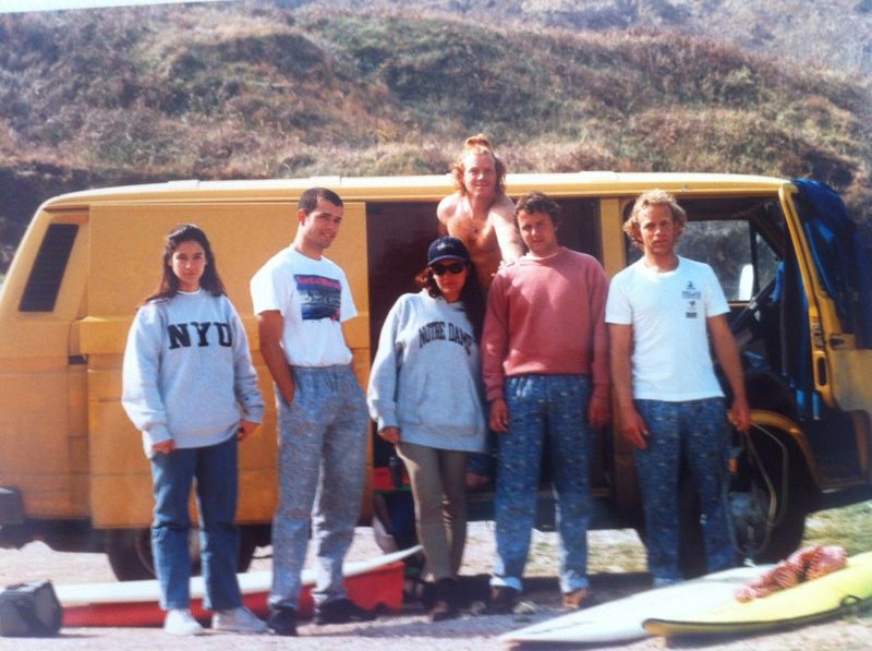 Hugo lopez, Fundador de Full and Cas Surfboards, con sus amigos de surf en los años 80