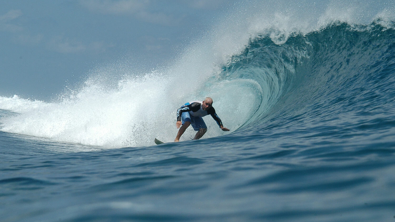 Hugo lopez, Fundador de Full and Cas Surfboards, surfeando en Maldivas cokes