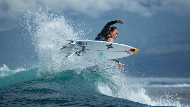 Carissa Moore surfeando en Tahiti