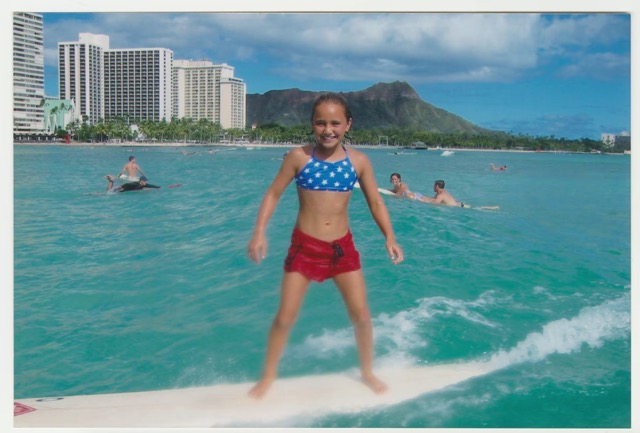 Carissa Moore surfeando en Waikiki cuando todavía era una niña