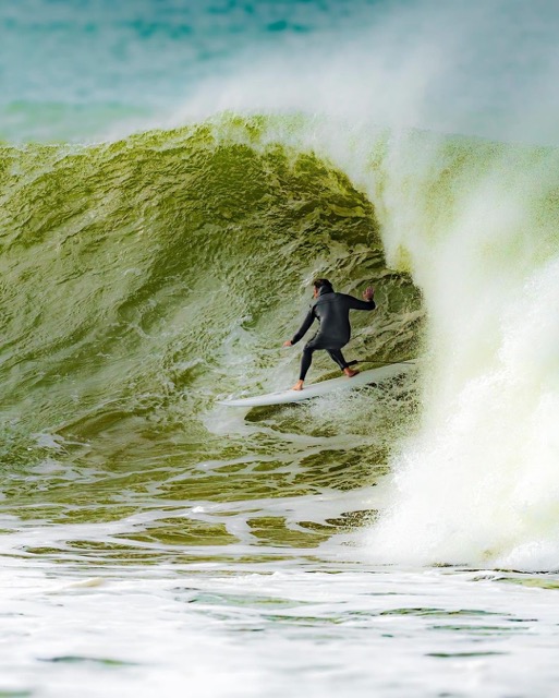 Devon Howard surfeando en rincon su CI M23 tubo